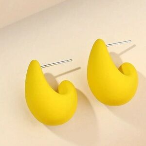 🆕️ Bold Yellow Curved Earrings  NWOT